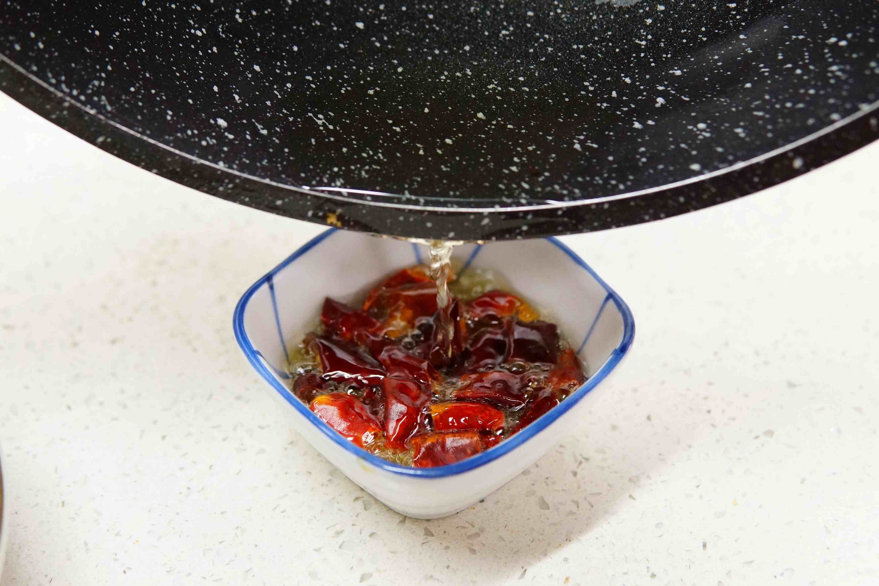 做“水煮花生米”，想花生入味有嚼头，煮几分钟是关键，下酒好菜