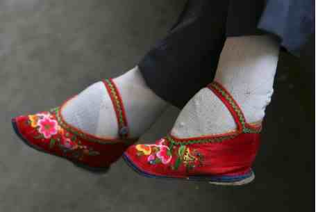 旧社会的陋习—中国裹脚、欧洲束腰，日本女人的妆容和牙齿更吓人