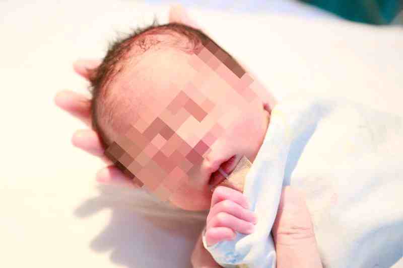母亲移植子宫给22岁女儿 中国首个移植子宫内孕育宝宝出生