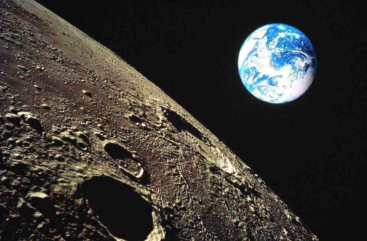 地球的月亮是一颗怎样的星球，与其他卫星存在哪些不同之处？