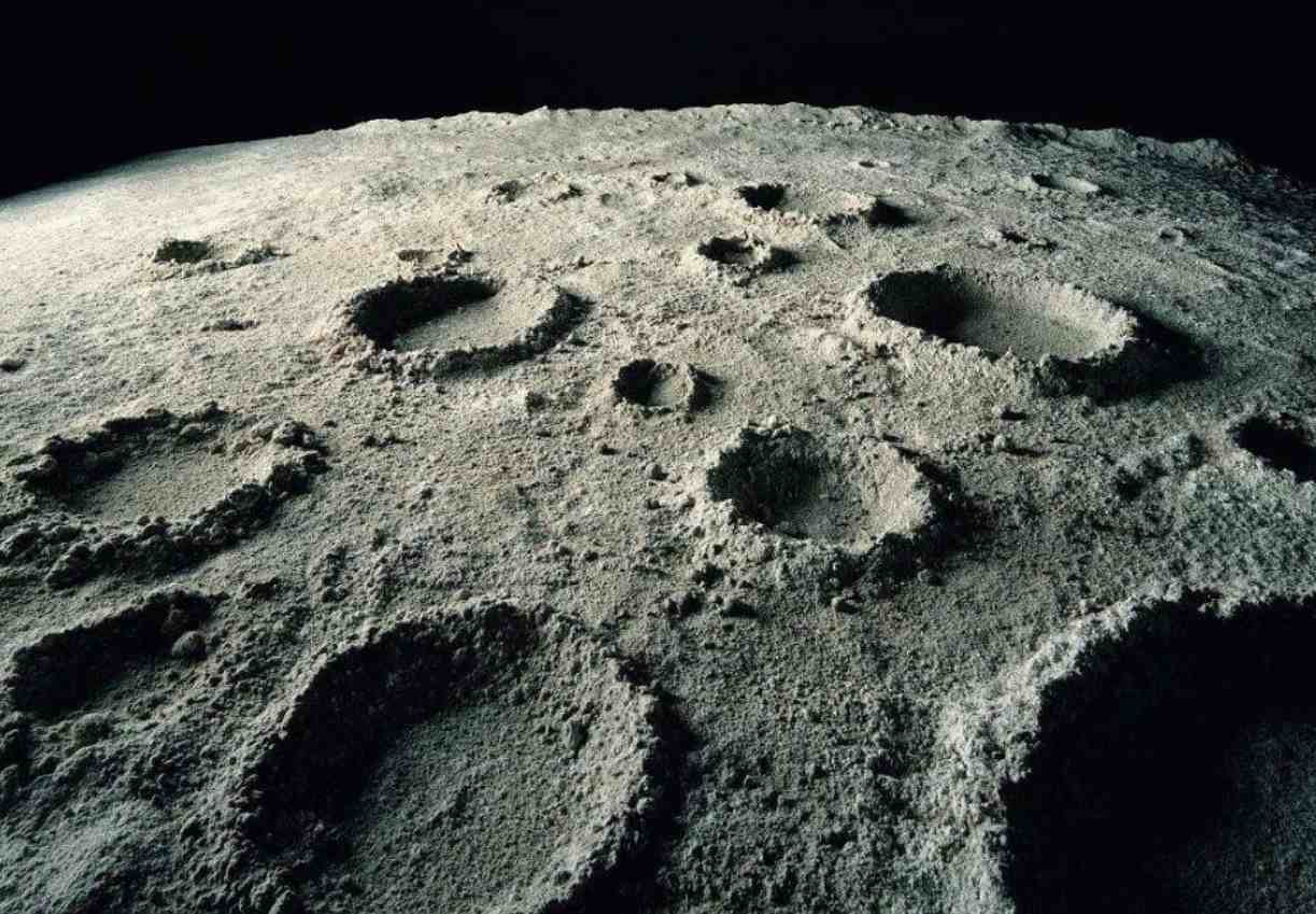 地球的月亮是一颗怎样的星球，与其他卫星存在哪些不同之处？