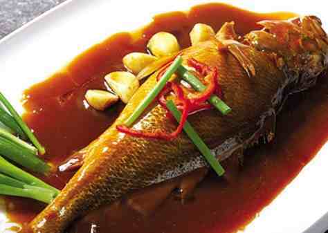 正宗红烧海鲈鱼，营养丰富，肉质鲜美，做法超简单，味道超级棒