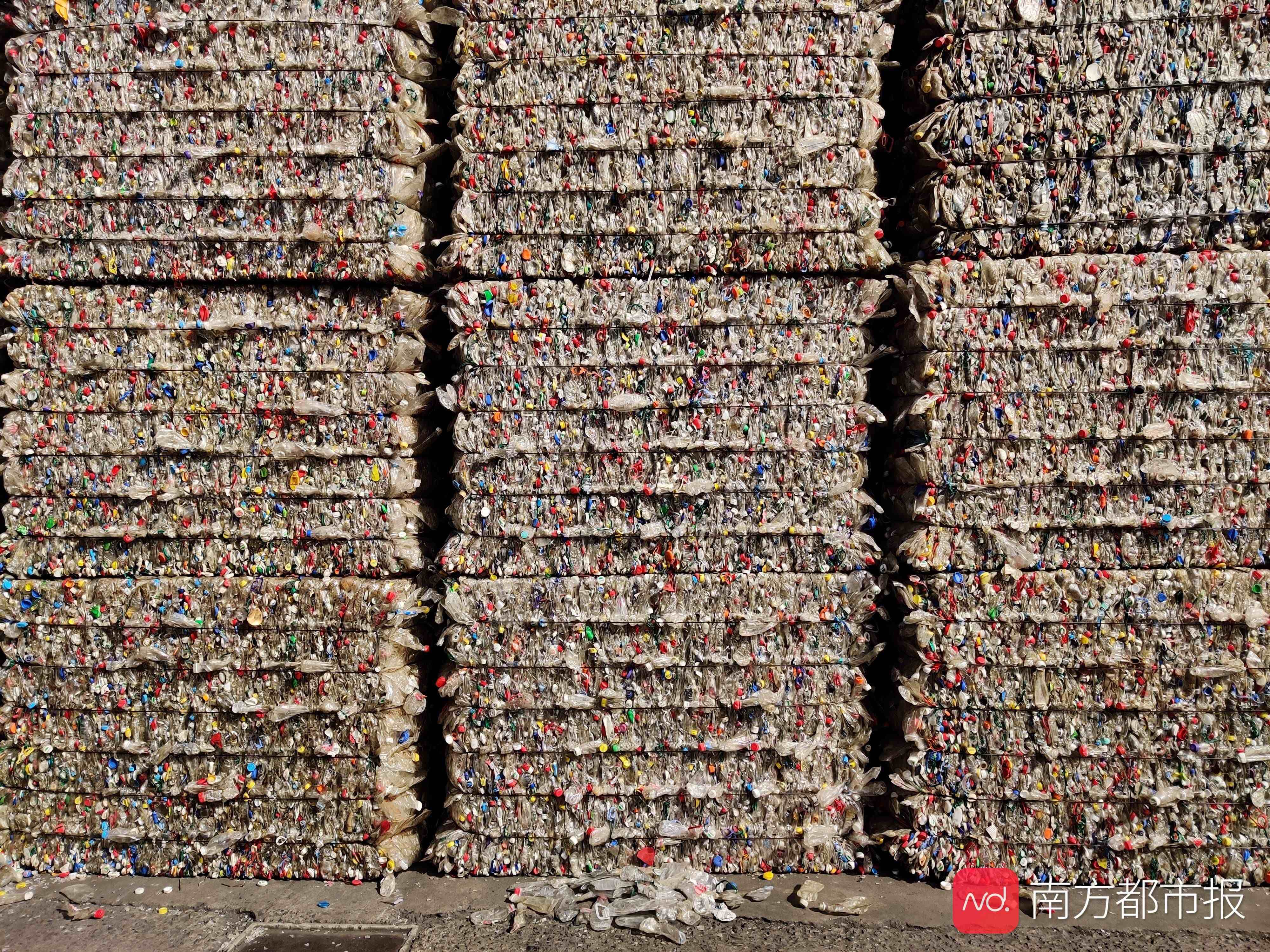 揭秘废弃塑料如何“重生”，经回收利用成为衣服、瓶子、零件……