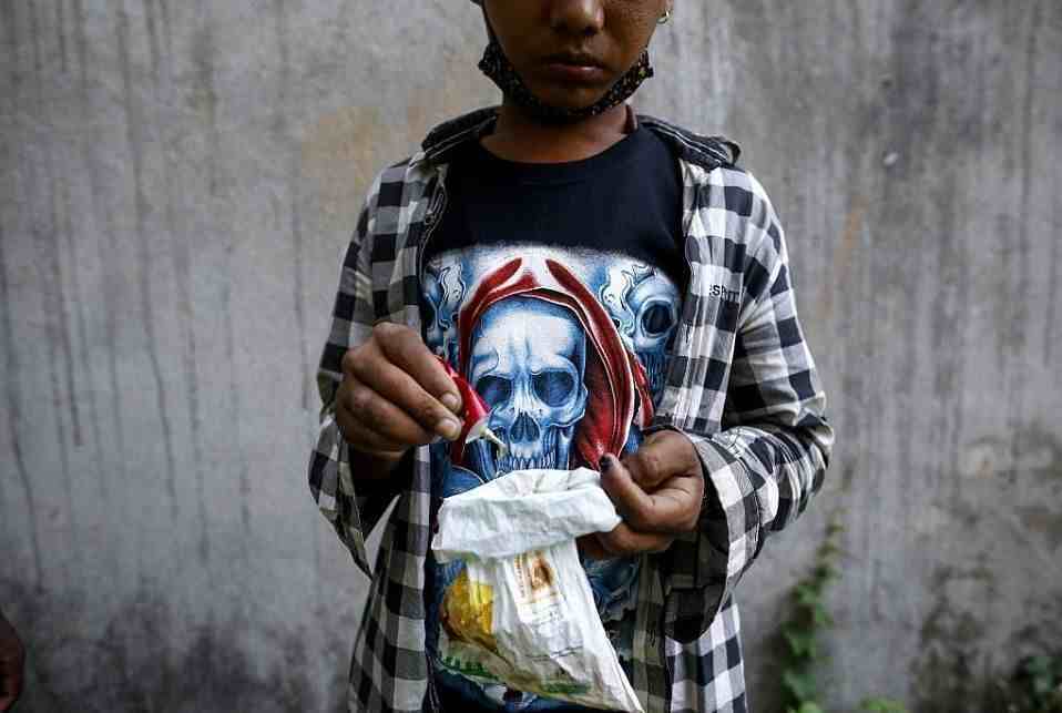 镜头下尼泊尔街头流浪儿童，为抵御饥饿和严寒疯狂吸食强力胶