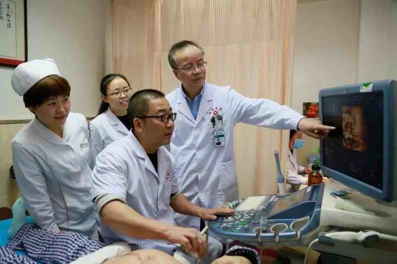 母亲移植子宫给22岁女儿 中国首个移植子宫内孕育宝宝出生