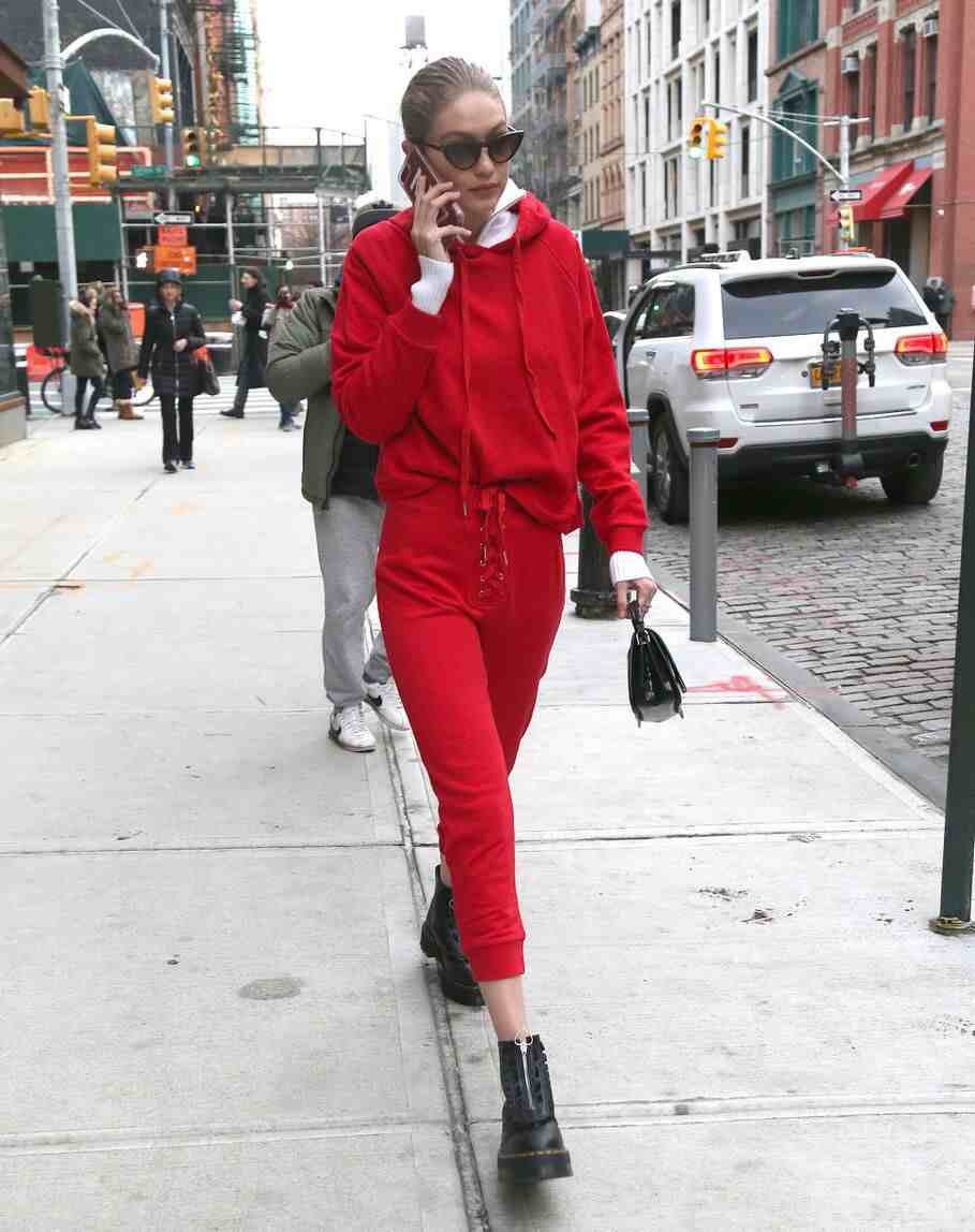 红色卫衣怎么搭配好看？配红裙子明媚大气，搭配牛仔裤很时尚