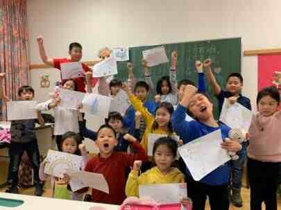 孩子们手持画作，为抗疫加油。中国华文教育基金会供图