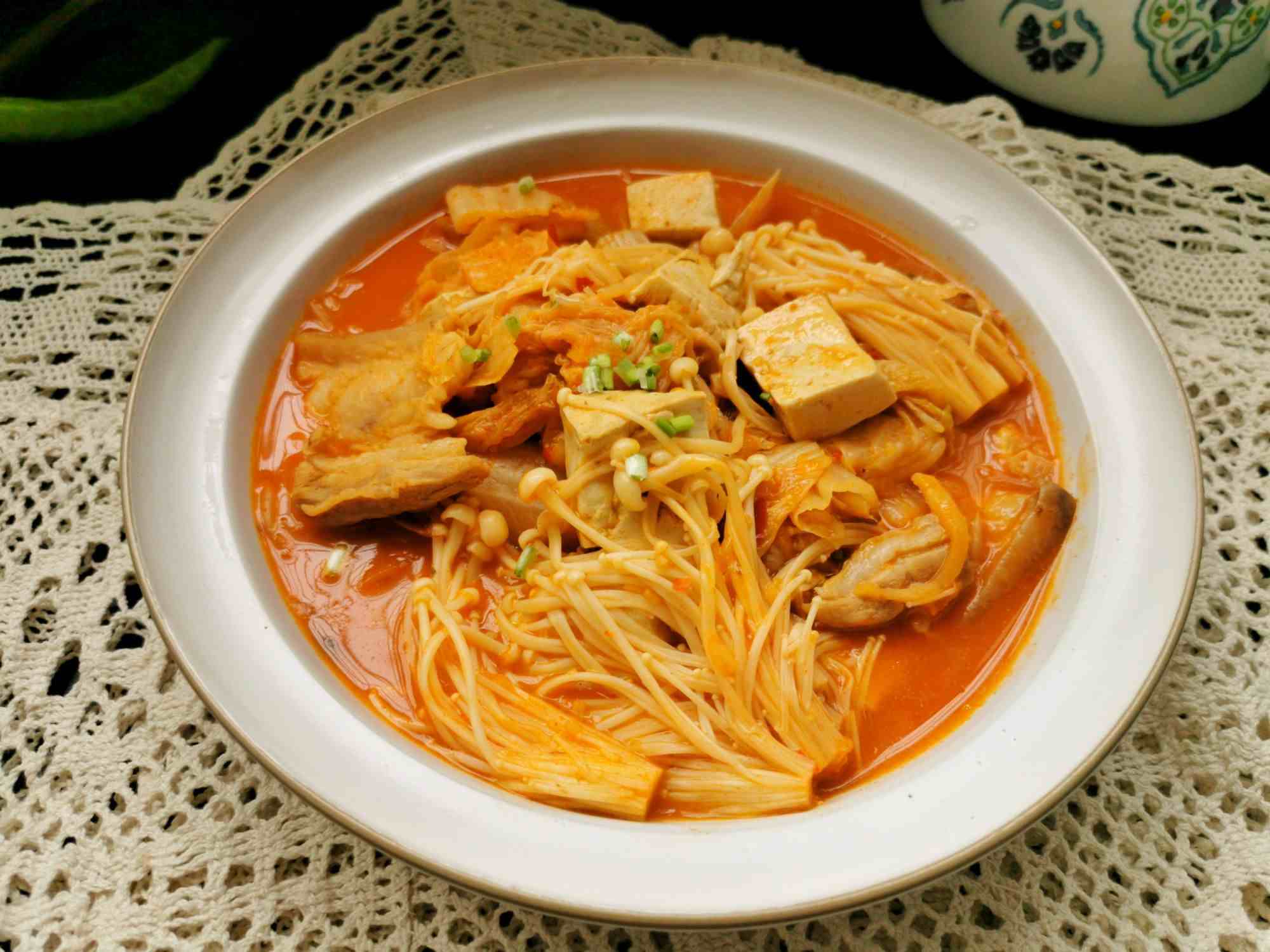 韩剧无处不在的泡菜汤，原来这么好吃，不加任何调料，汤汁都喝完