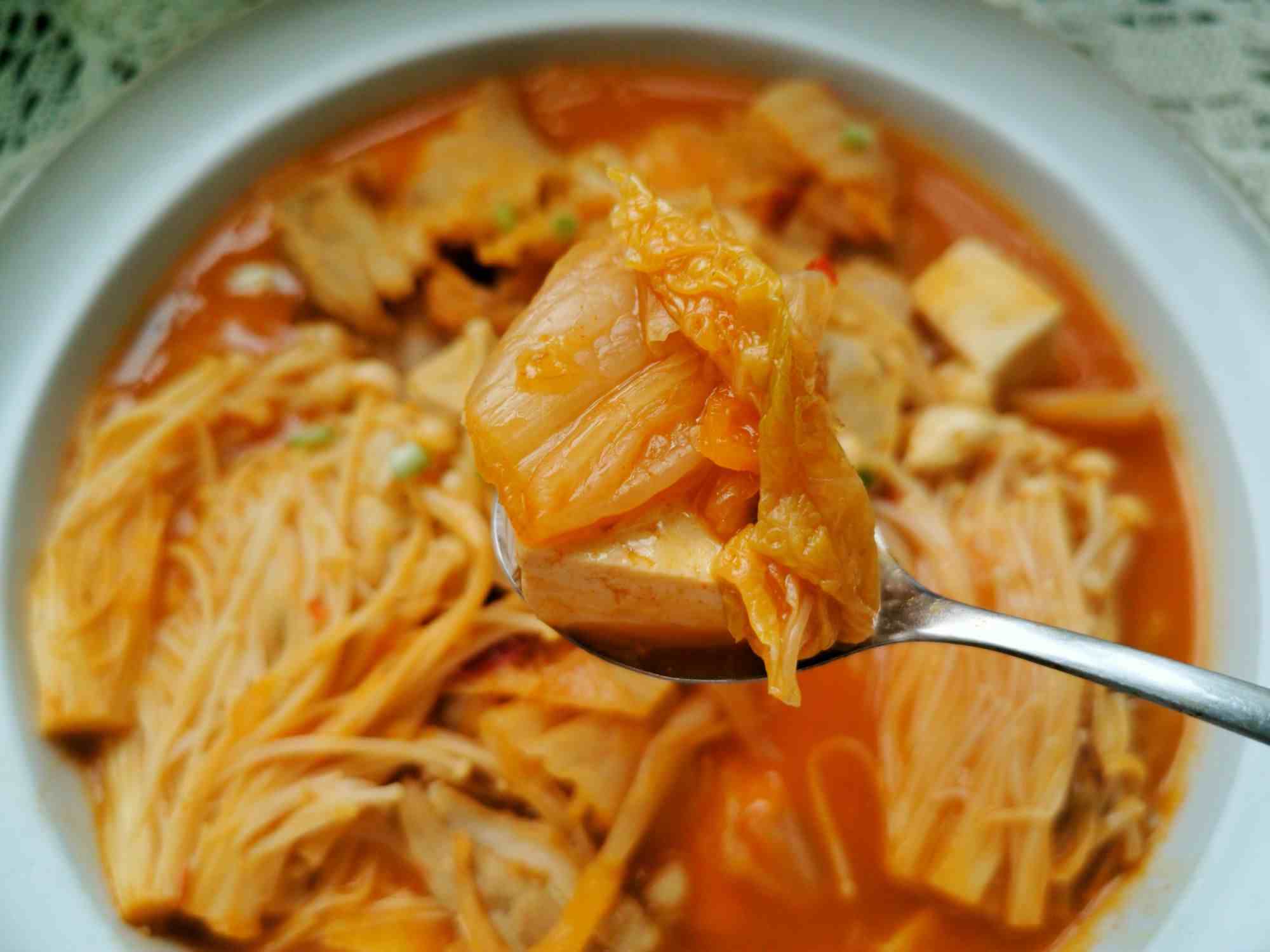 韩剧无处不在的泡菜汤，原来这么好吃，不加任何调料，汤汁都喝完