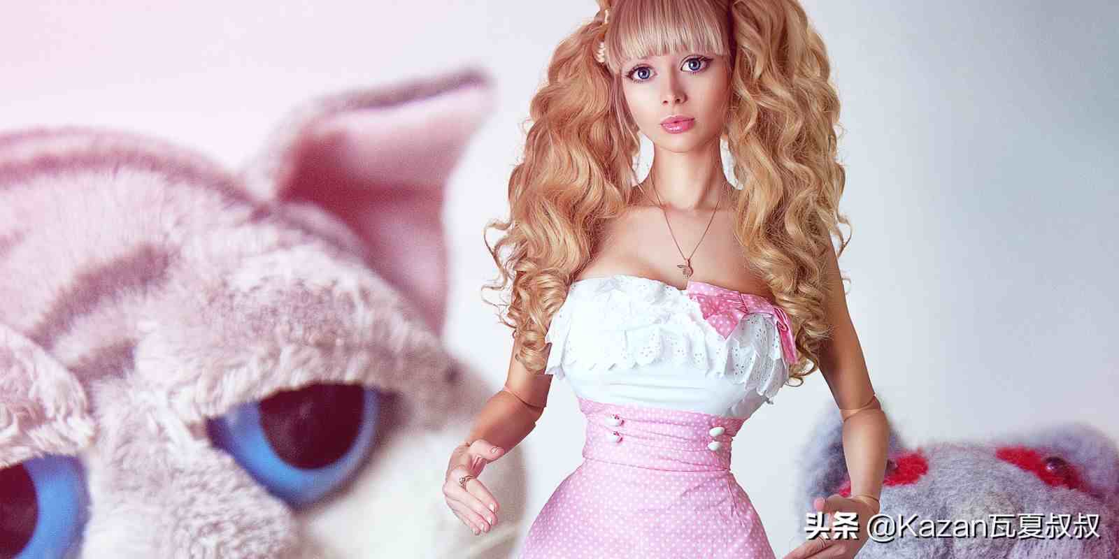 她是俄罗斯真人芭比，天使面孔魔鬼身材，却沦为父母的玩具和木偶