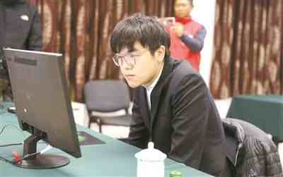 11月3日，中国棋手柯洁在三番棋决赛第二局比赛中线上对阵韩国棋手申真谞。@新华社