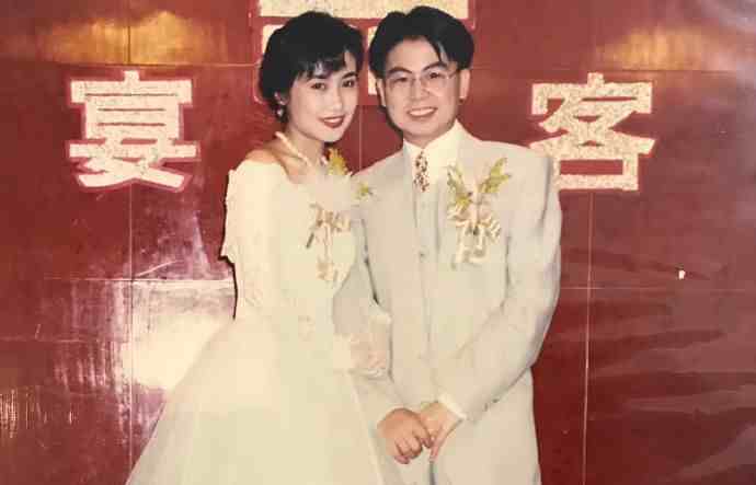 黄一山夫妻罕见同框秀恩爱,庆祝结婚25周年,妻子美貌出众气质好