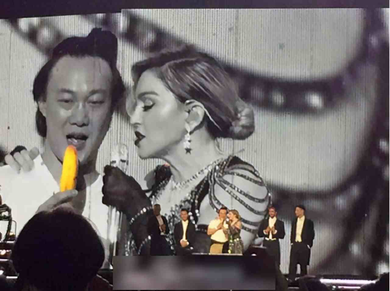麦当娜演唱会陈奕迅被当歌迷邀上台，两人亲密互动，拿香蕉开玩笑