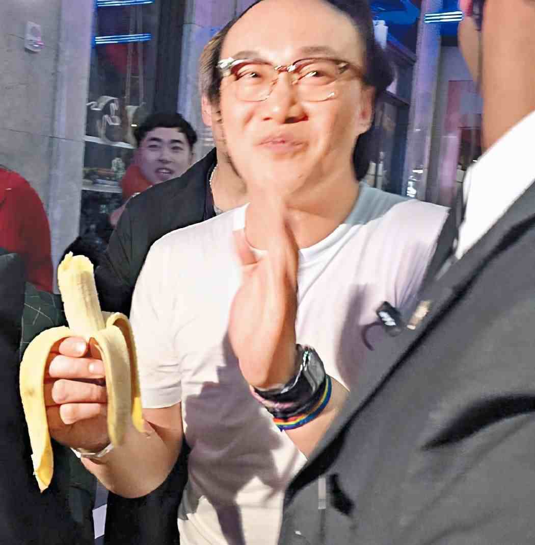 麦当娜演唱会陈奕迅被当歌迷邀上台，两人亲密互动，拿香蕉开玩笑