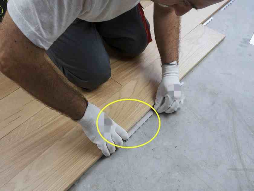 木地板这样铺，哪还用工人，背面做拉槽嵌卡条，铺完一屋轻轻松松