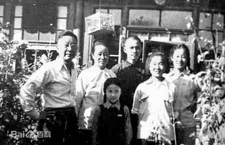 1899年2月3日，写骆驼祥子、茶馆的老北京作家老舍出生