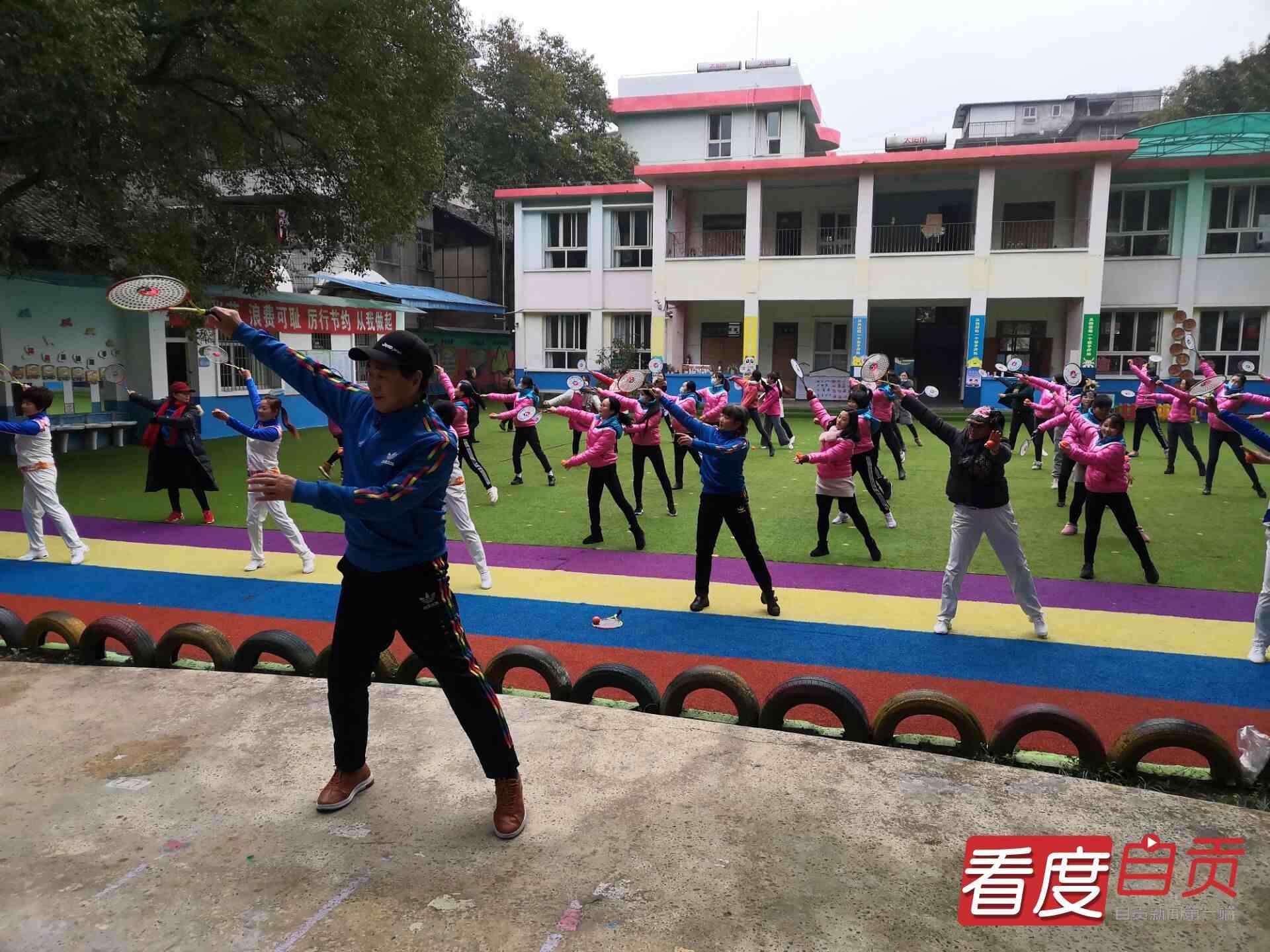 自贡市柔力球运动在全省率先进入幼儿园