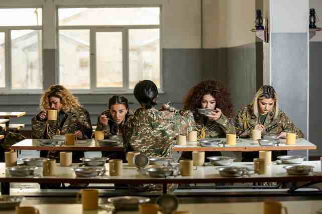 亚美尼亚美女进军营，当一日士兵，学步枪使用，金发飘逸秀色可餐