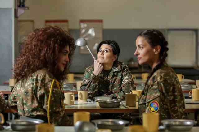 亚美尼亚美女进军营，当一日士兵，学步枪使用，金发飘逸秀色可餐