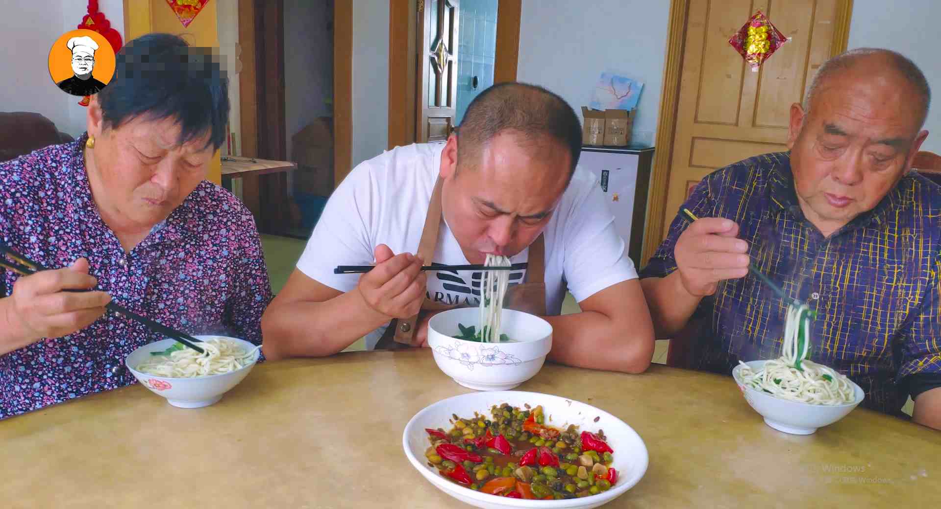 老刘教你饭店高汤的熬制方法，又浓又白又鲜美，学会都能开店了