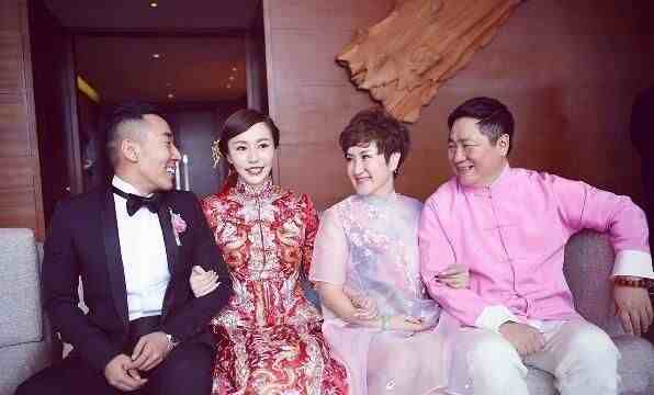 55岁刘流一家近照，女儿出嫁赵本山亲自出席，女婿长相一言难尽