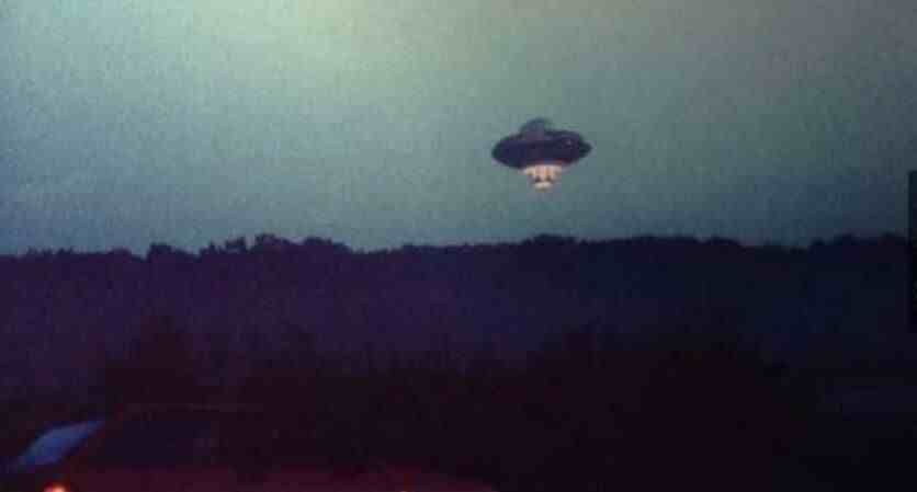 1989年伦敦的UFO惊动警方，降落后的生物连警察都吓跑了!