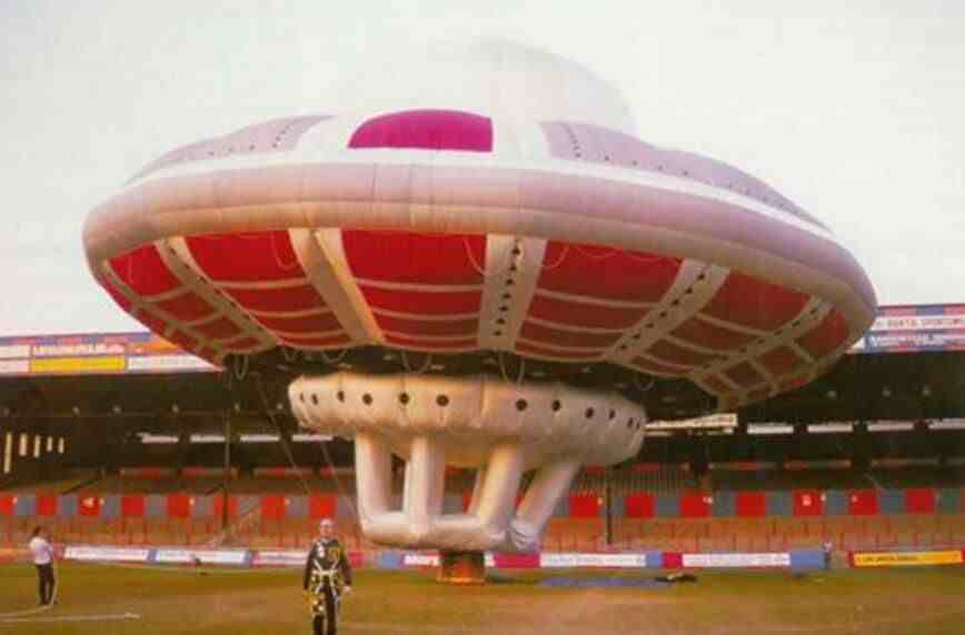 1989年伦敦的UFO惊动警方，降落后的生物连警察都吓跑了!