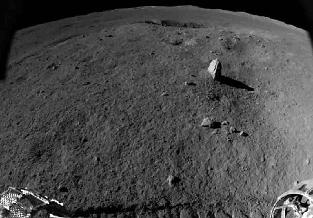 月背为何没有人去？奇怪“石碑”被发现，玉兔二号正前往调查