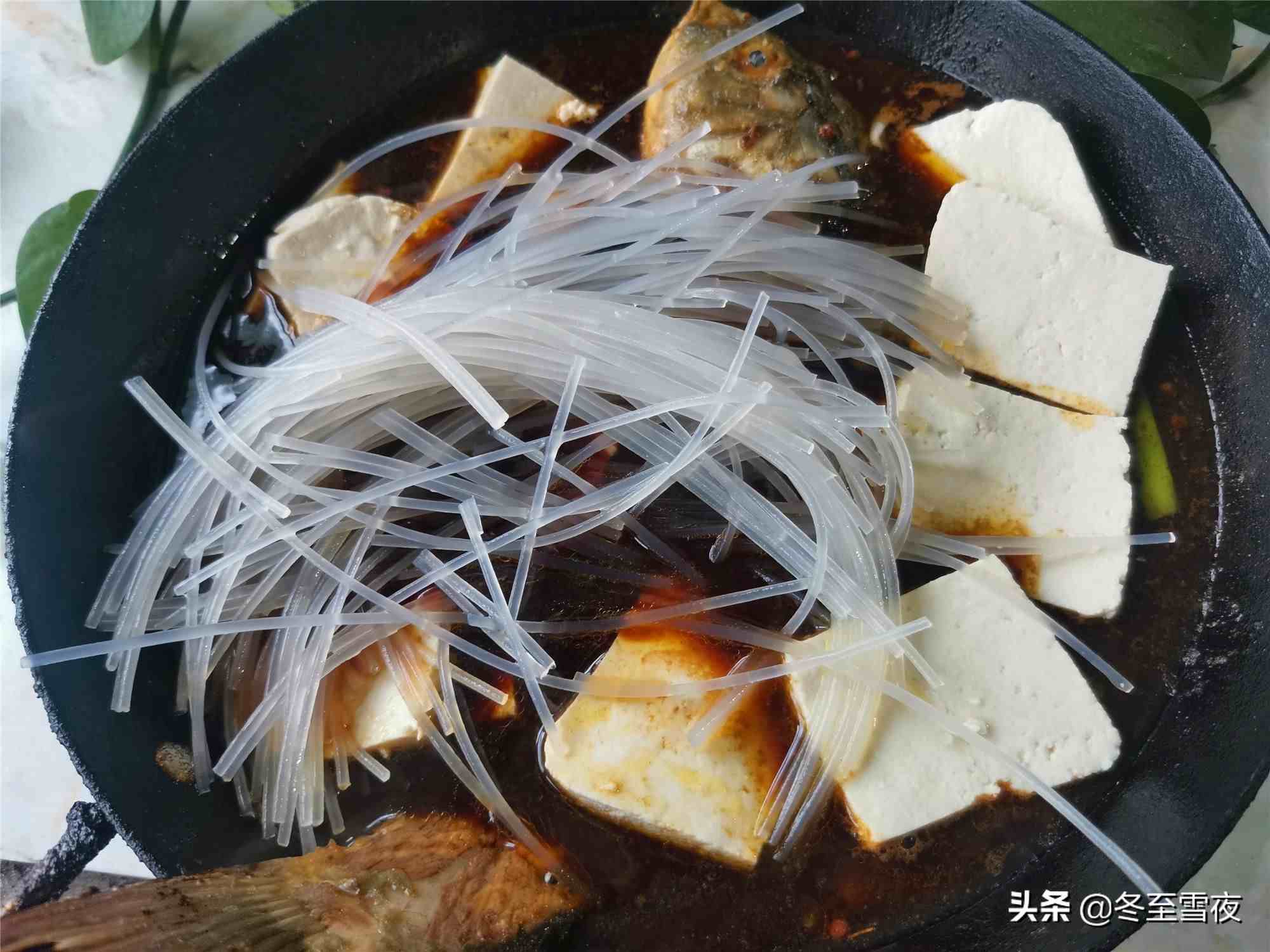 吃东北铁锅炖鱼，不用去餐馆，自己在家做，鲜香味美，好吃下饭