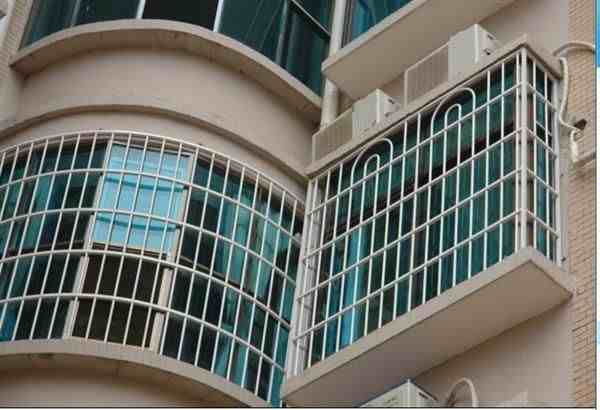 阳台装不锈钢防盗网像在坐牢 新型防盗网了解一下