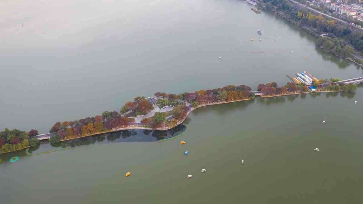 南京玄武湖，免费的4A景区，从这里可以登上城墙赏景
