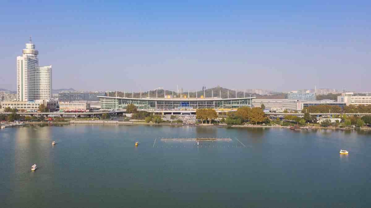 南京玄武湖，免费的4A景区，从这里可以登上城墙赏景