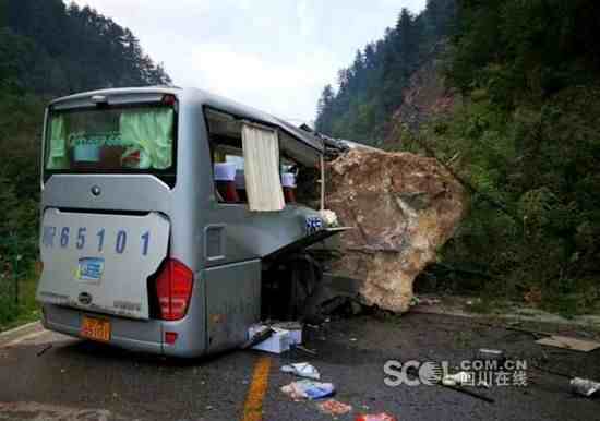 川R65101乘客回忆惊魂瞬间：被巨石砸中 客车横飞好几米