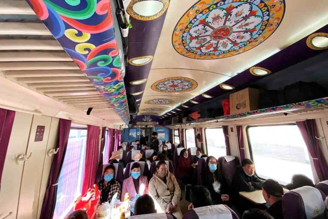 苏州妹子独自旅行西藏，坐上了一列特有感觉的绿皮火车去拉萨