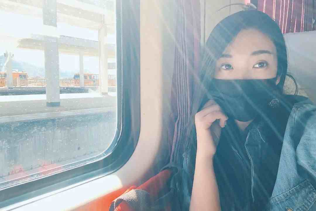 苏州妹子独自旅行西藏，坐上了一列特有感觉的绿皮火车去拉萨