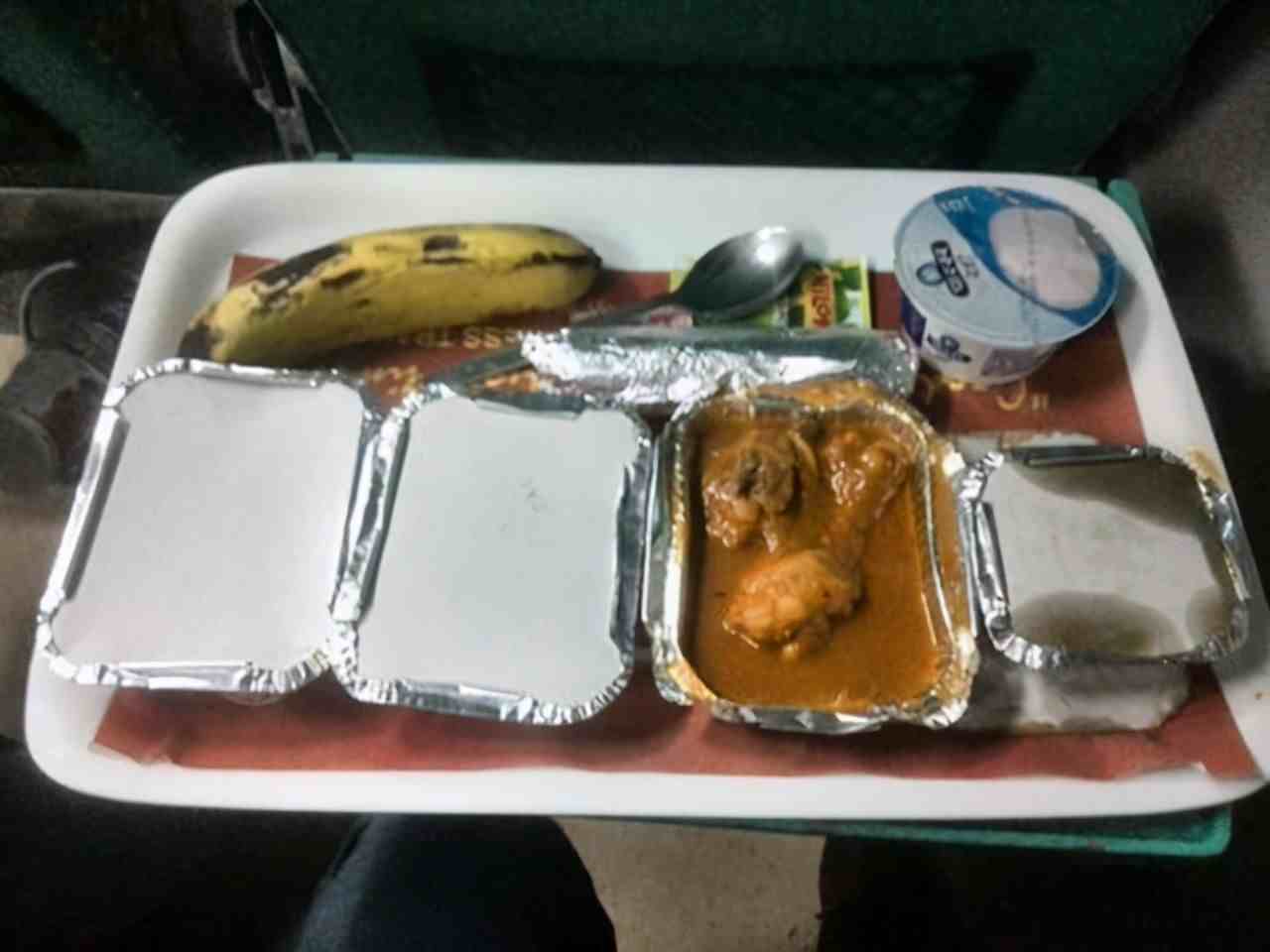 印度火车，网友：这辈子坐过最好的“硬座”，有水有肉有水果