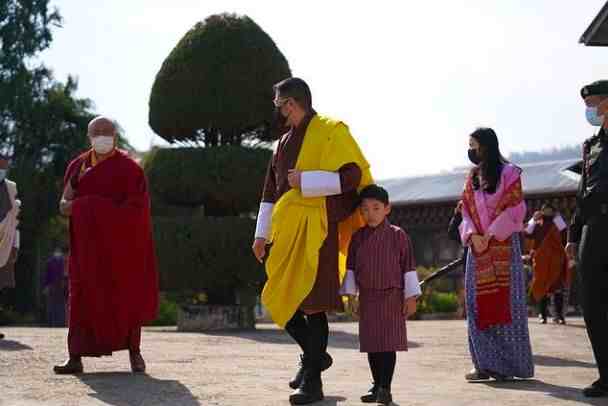 不丹美女王后近照肥成球！虎背熊腰比国王健硕，王母裹蓝衣真水嫩