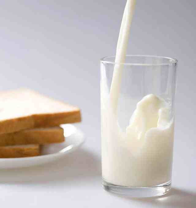 煮牛奶时应该加白糖还是冰糖？