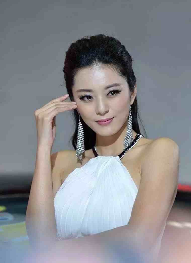 她是中国“第一女神”，拥有黄金比例身材，32岁仍美得令人惊艳