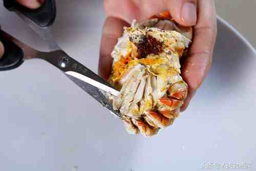 大闸蟹很多人不会吃，看完吃螃蟹的正确方法和技巧再吃So easy！