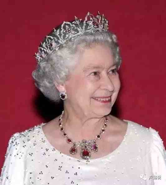 皇冠到底多奢华，会戴到脖子痛？细数英女王那些亮瞎眼的皇冠！