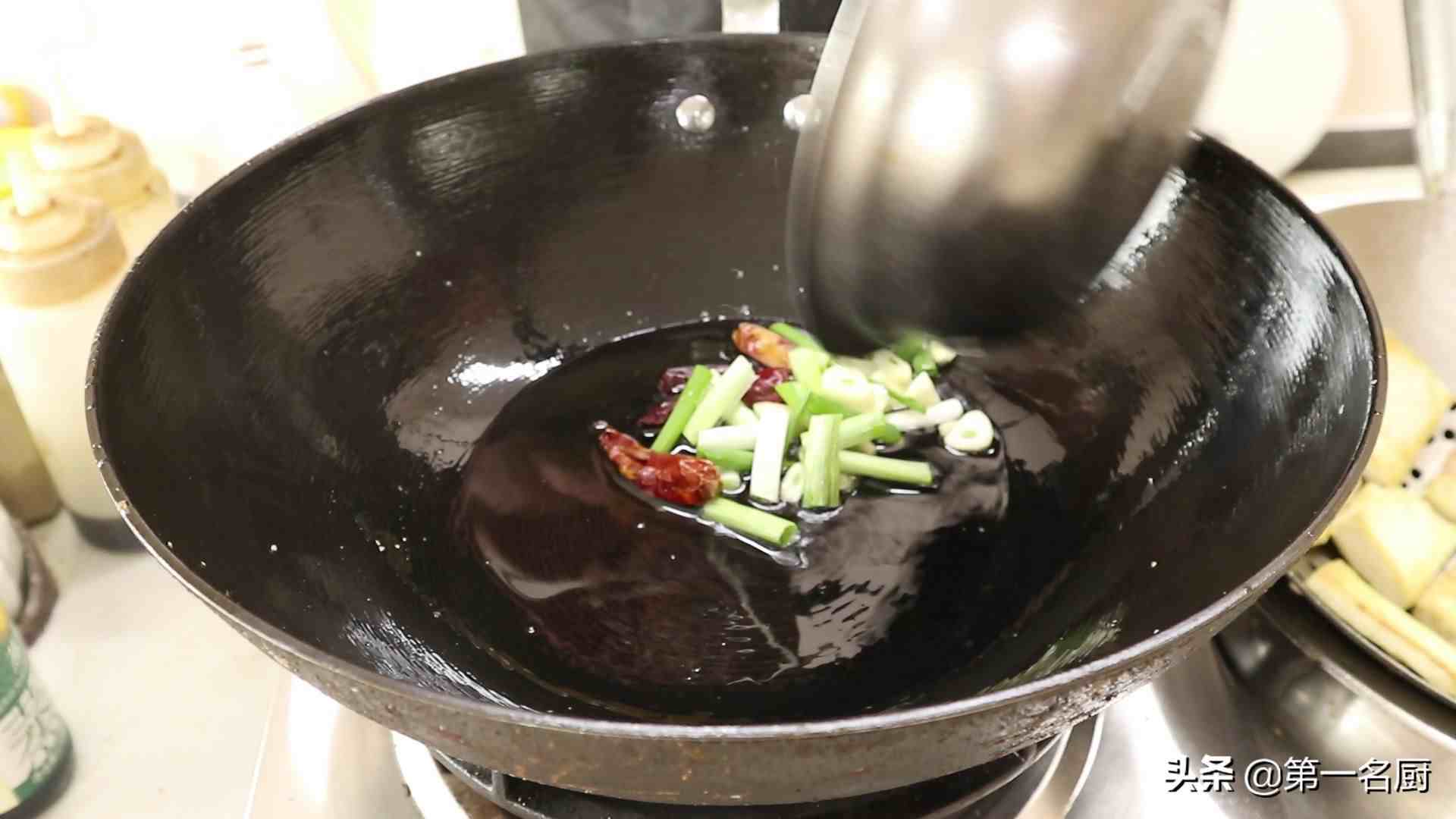 “白菜炖豆腐”怎么做更好吃？大厨分享特色做法，上桌汤汁都不剩