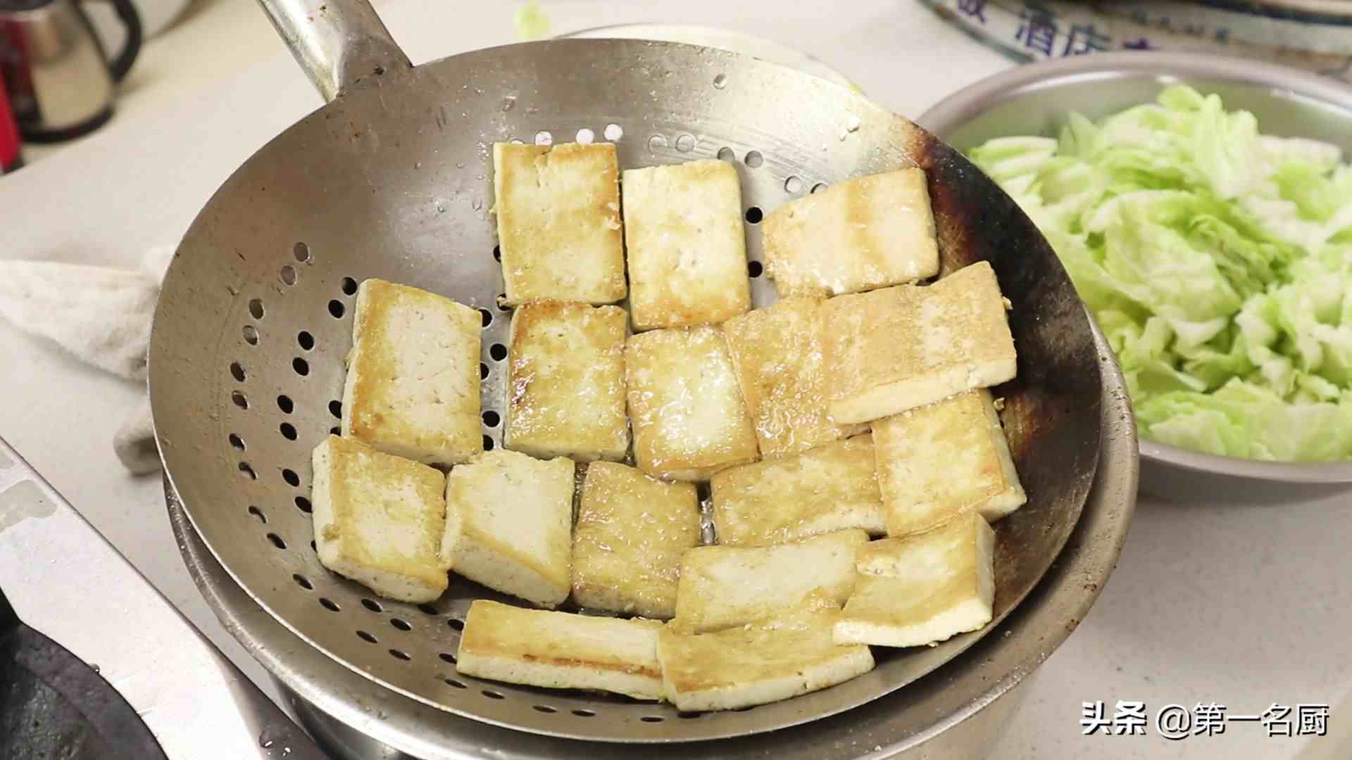 “白菜炖豆腐”怎么做更好吃？大厨分享特色做法，上桌汤汁都不剩