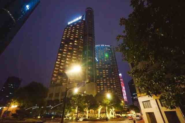 来上海旅游，不住外滩看得见东方明珠的五星级酒店，不就白来了？