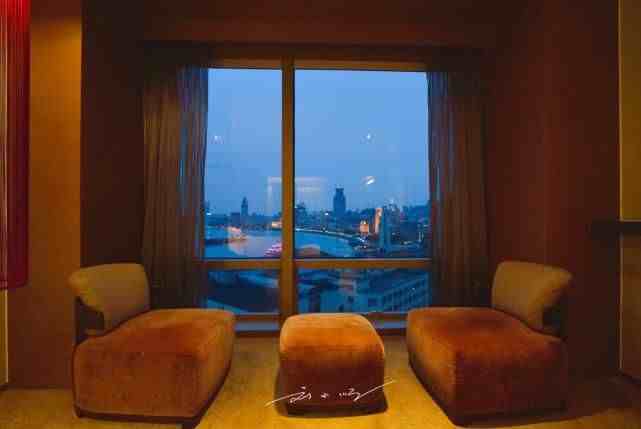 来上海旅游，不住外滩看得见东方明珠的五星级酒店，不就白来了？