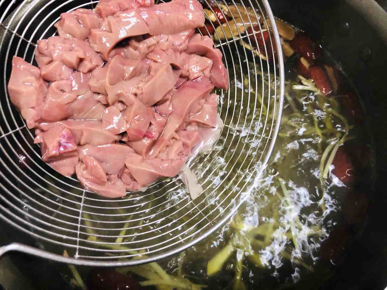 做腰花汤时，别直接把猪腰扔下锅，应多加一个步骤，汤鲜没腥味