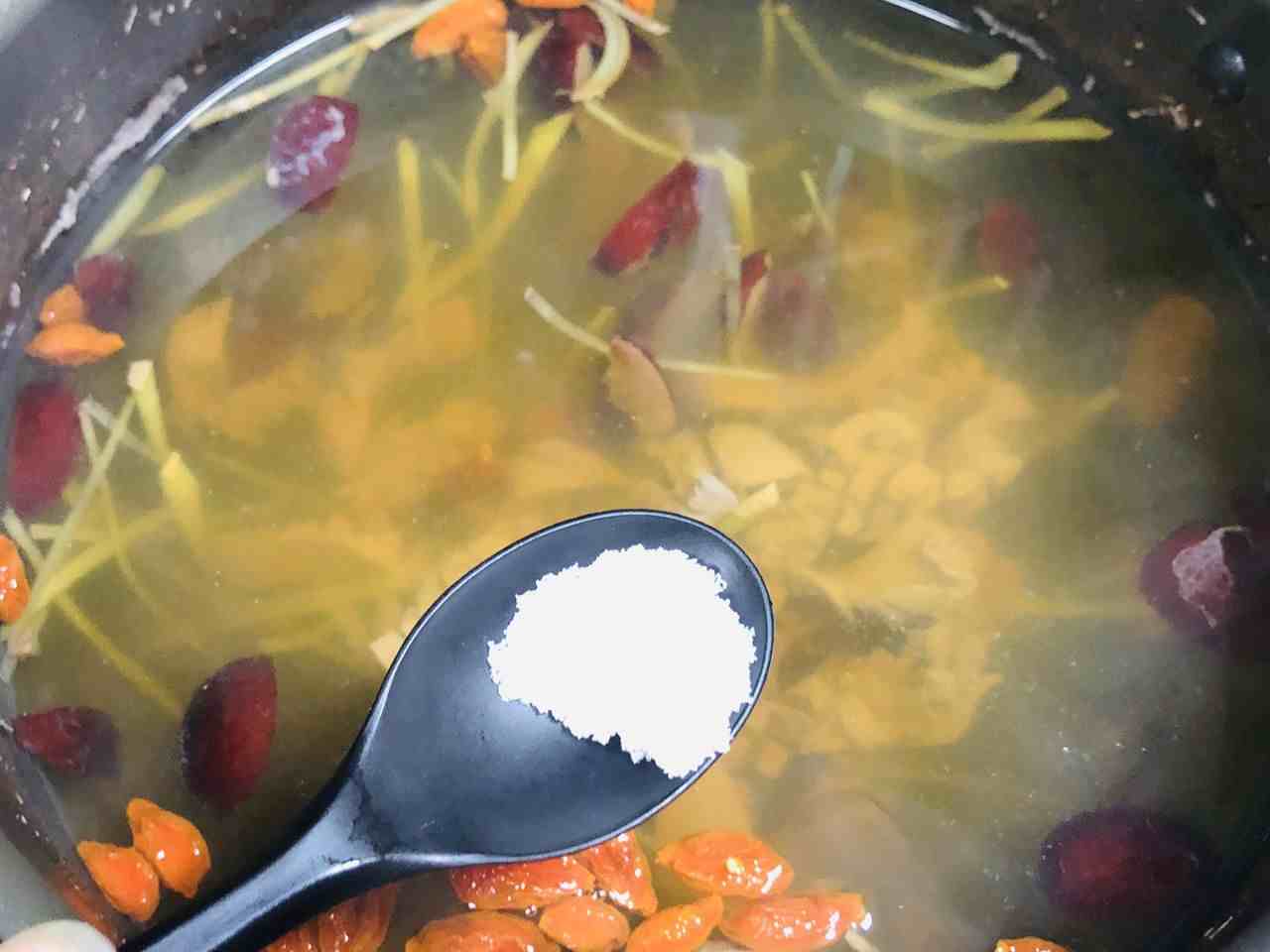做腰花汤时，别直接把猪腰扔下锅，应多加一个步骤，汤鲜没腥味