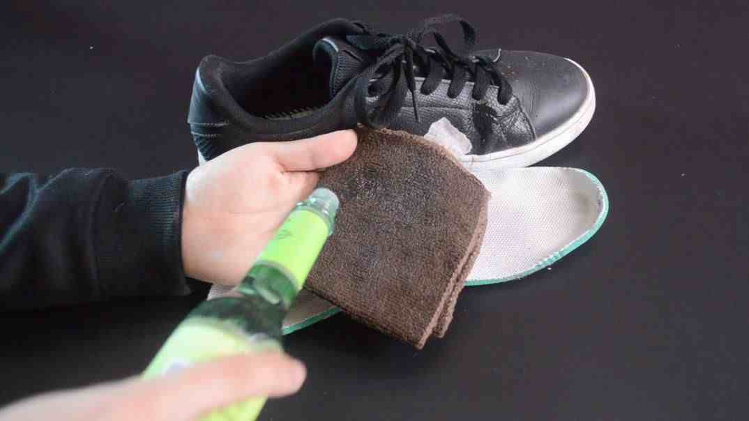 把它撒在鞋子里，无论多臭的鞋，几分钟去除臭味，穿一天没臭味