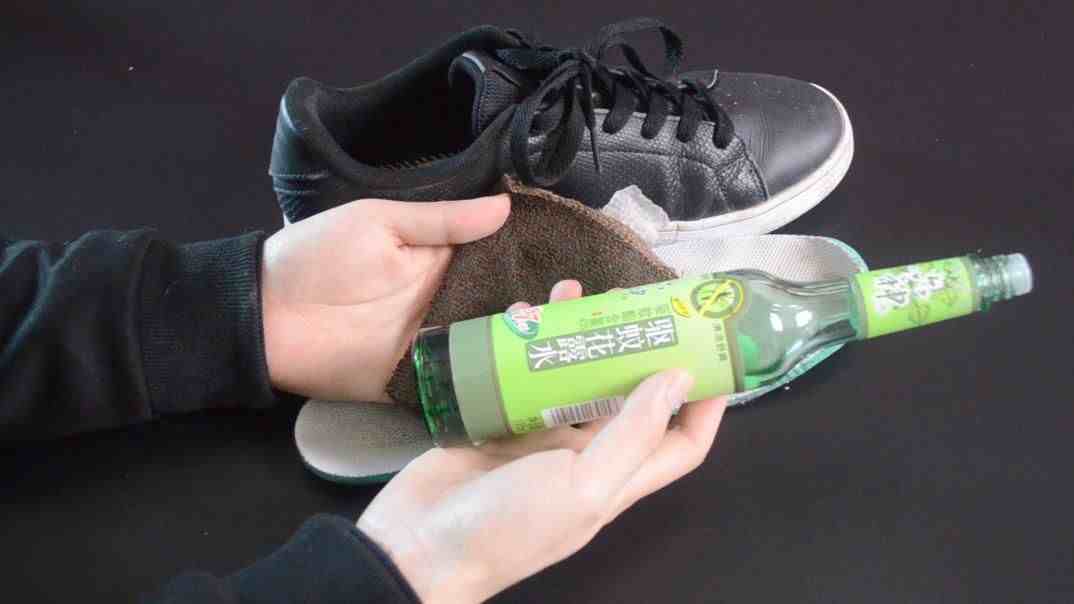把它撒在鞋子里，无论多臭的鞋，几分钟去除臭味，穿一天没臭味