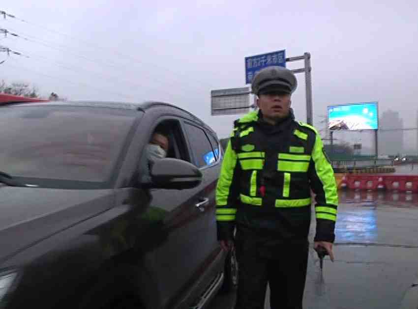 九江：长江大桥今早开始封锁 对湖北车辆严防死守